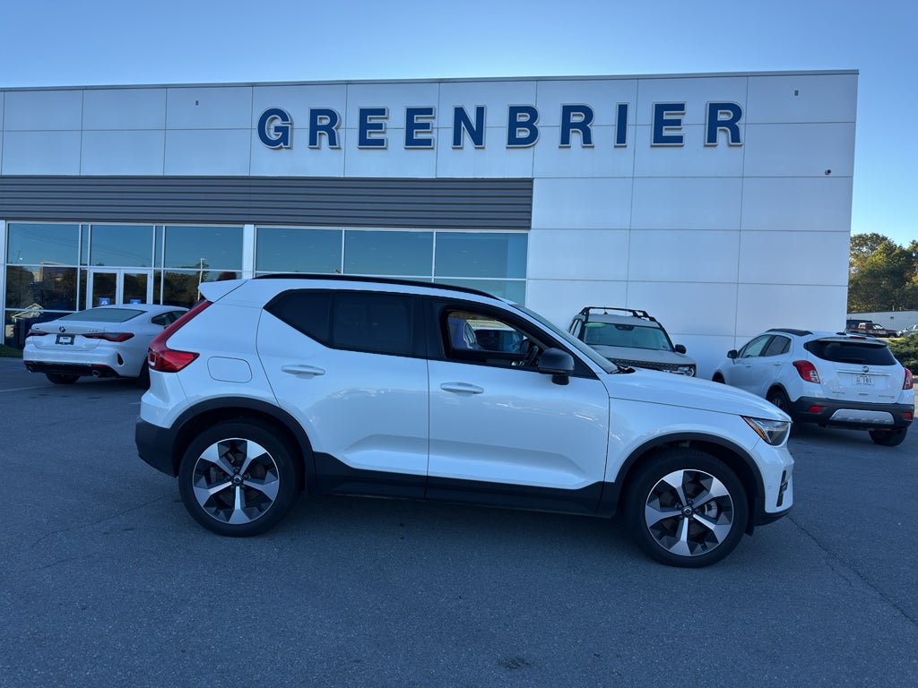 2024 Volvo XC40 Plus Dark Theme