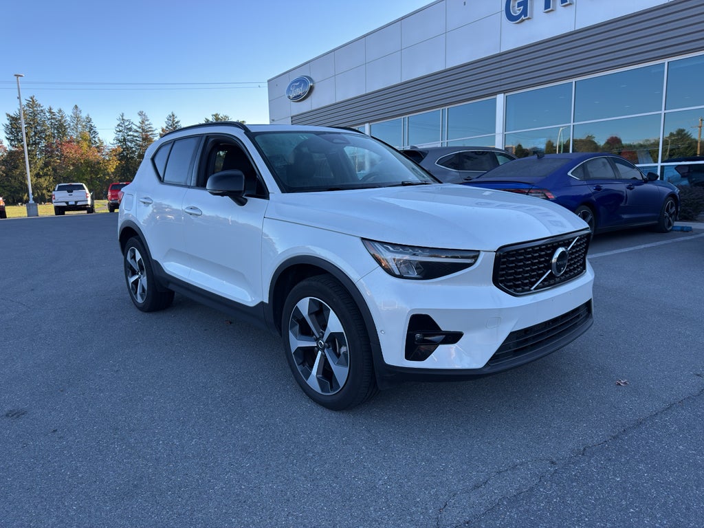 2024 Volvo XC40 Plus Dark Theme