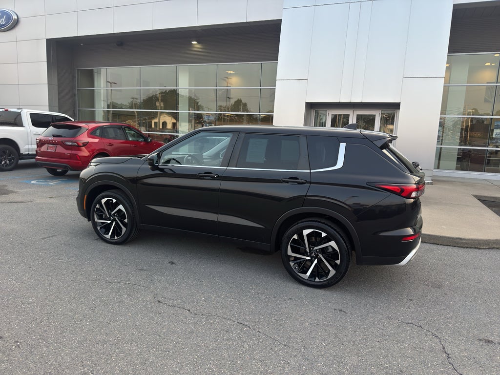 2023 Mitsubishi Outlander SE
