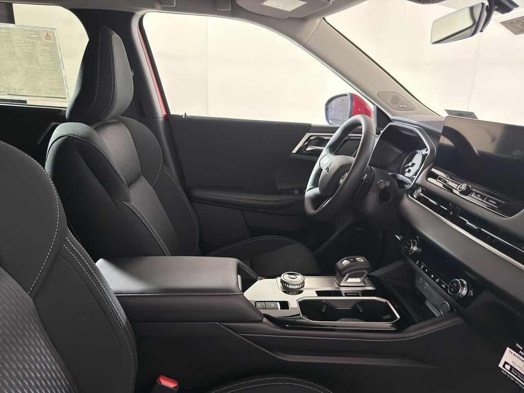 2025 Mitsubishi Outlander ES