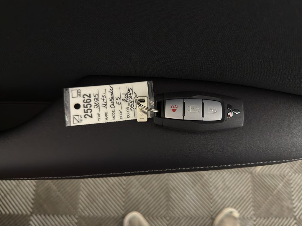 2025 Mitsubishi Outlander ES