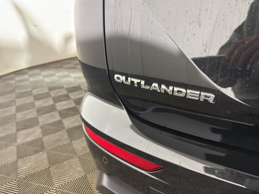 2025 Mitsubishi Outlander ES