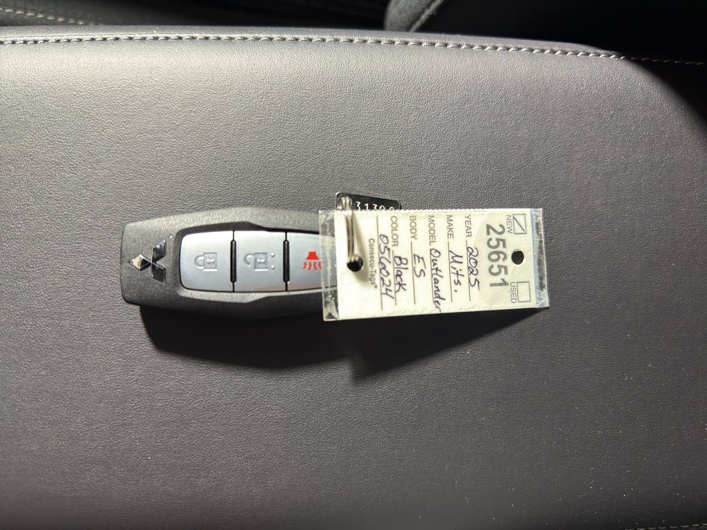 2025 Mitsubishi Outlander ES