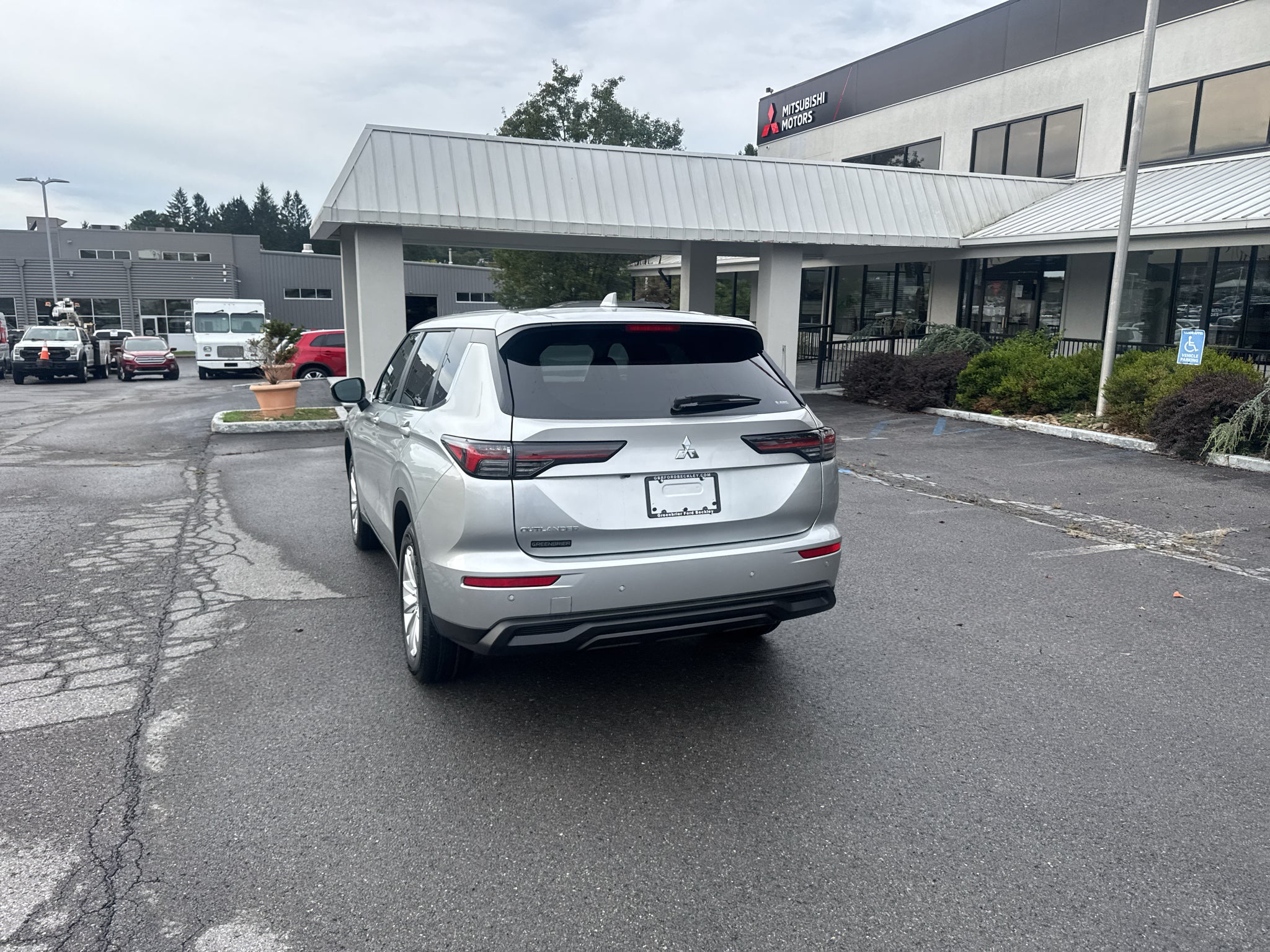 2026 Mitsubishi Outlander ES