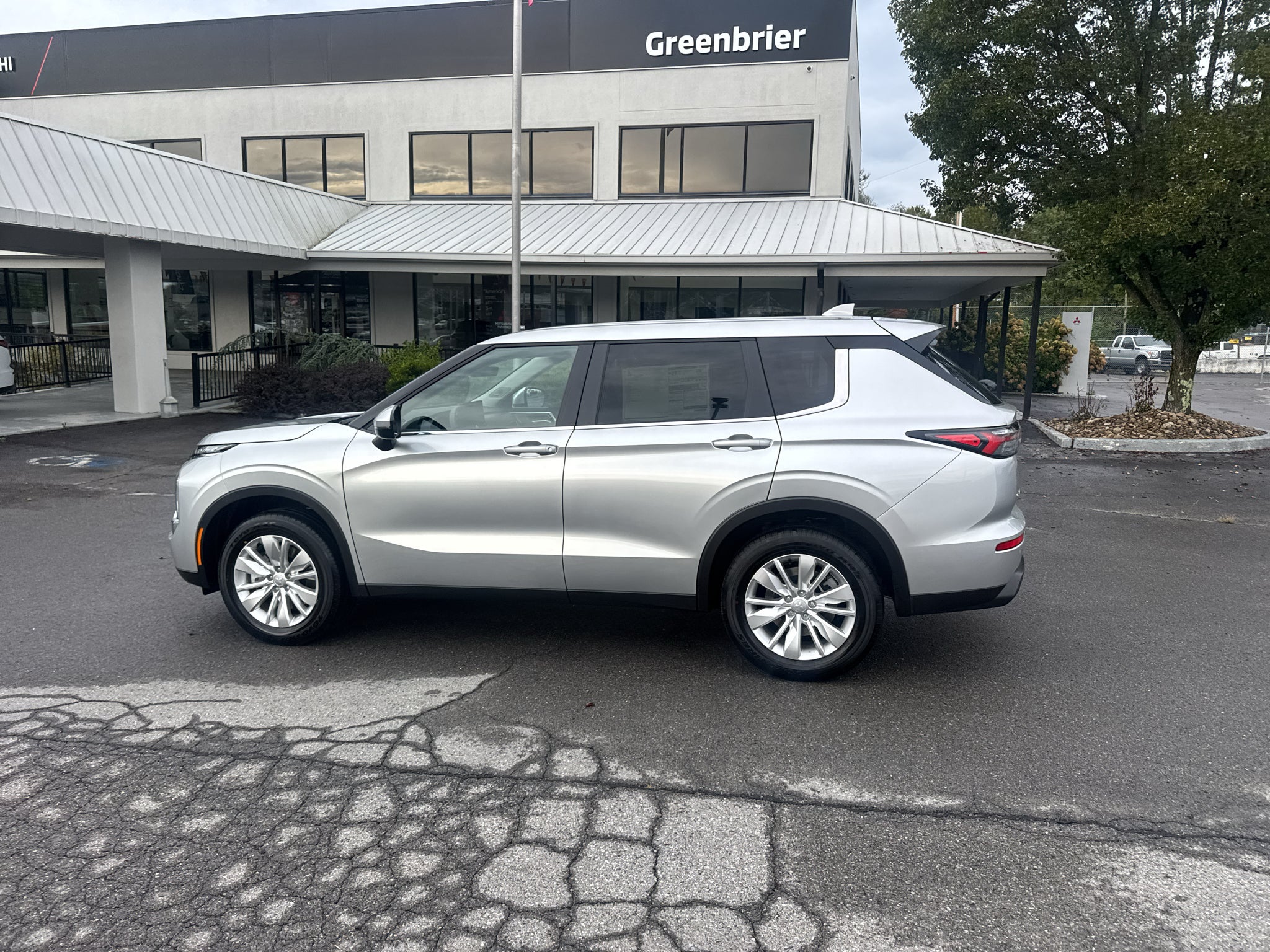 2026 Mitsubishi Outlander ES