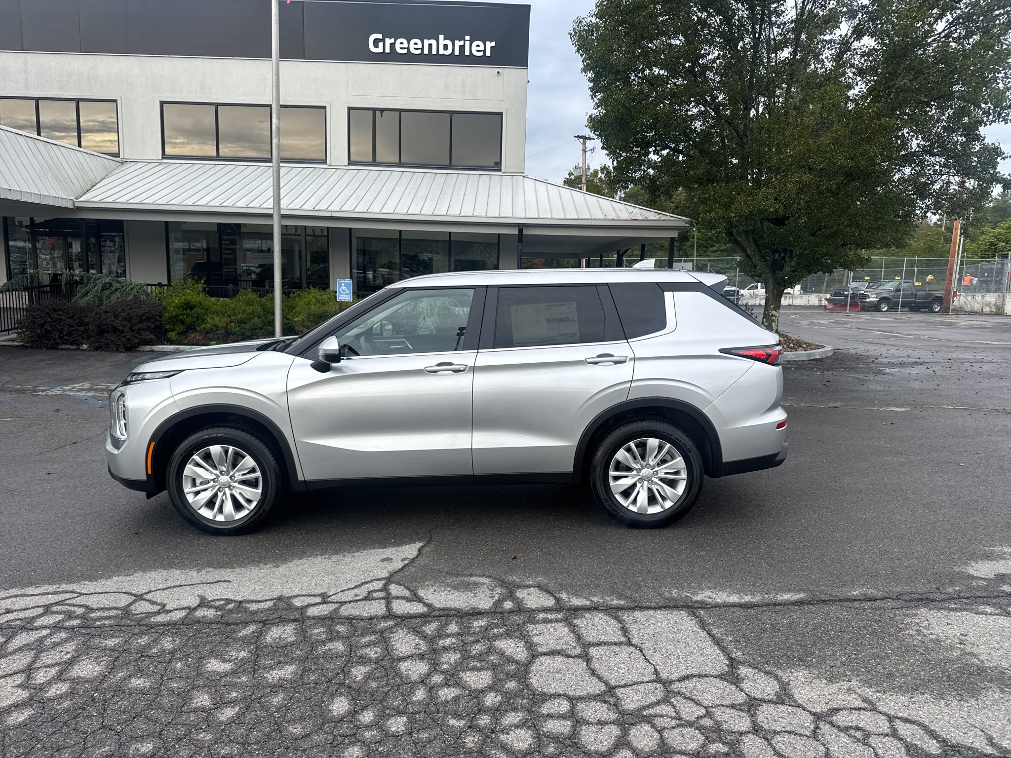 2026 Mitsubishi Outlander ES