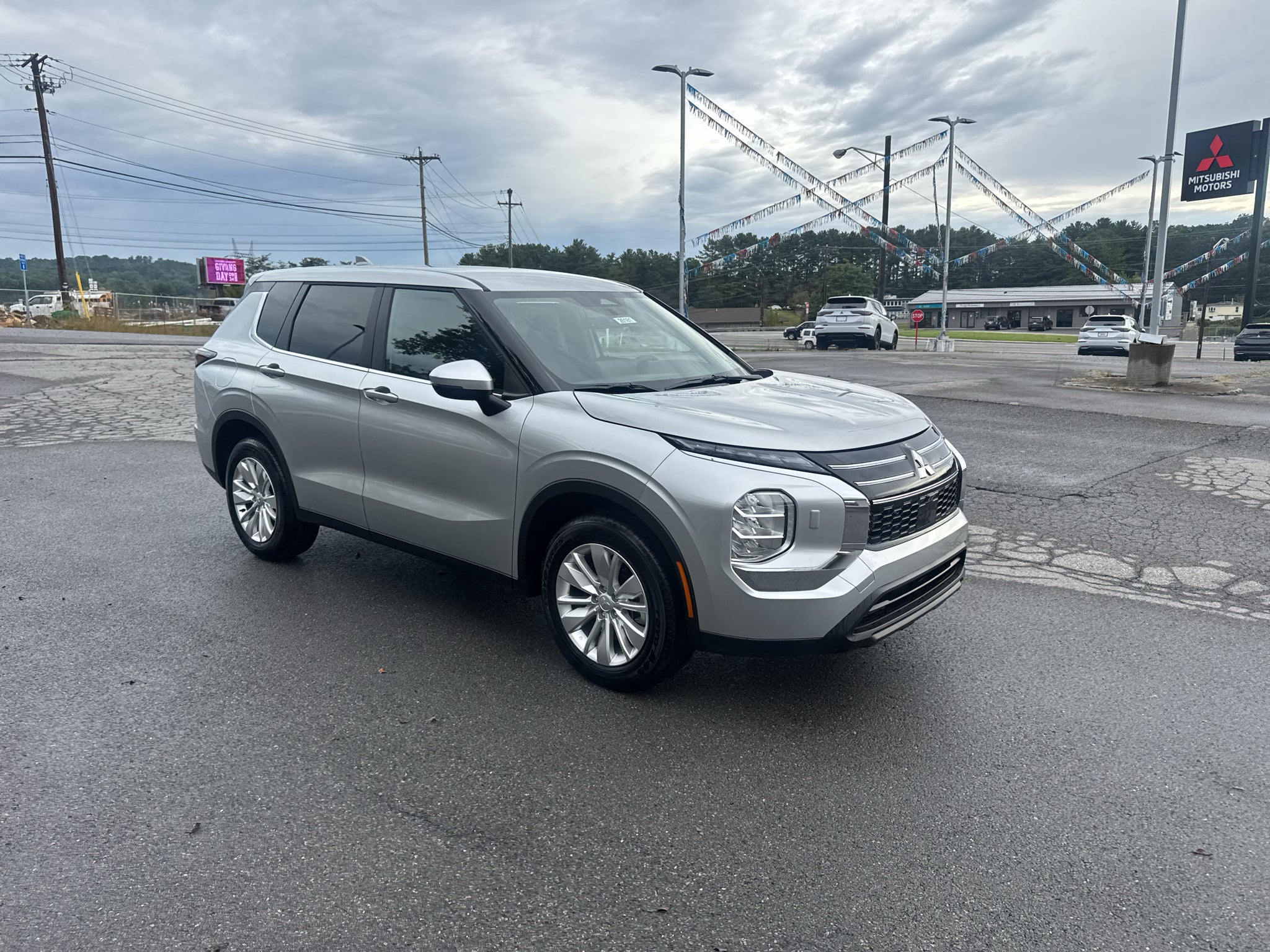 2026 Mitsubishi Outlander ES
