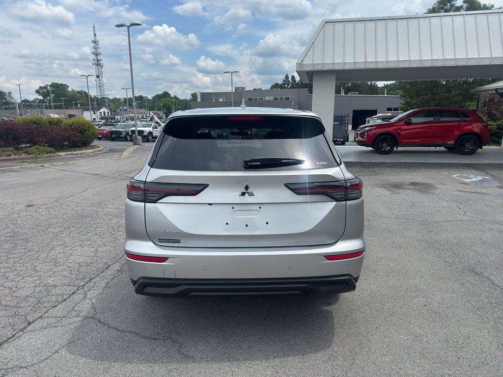 2026 Mitsubishi Outlander ES