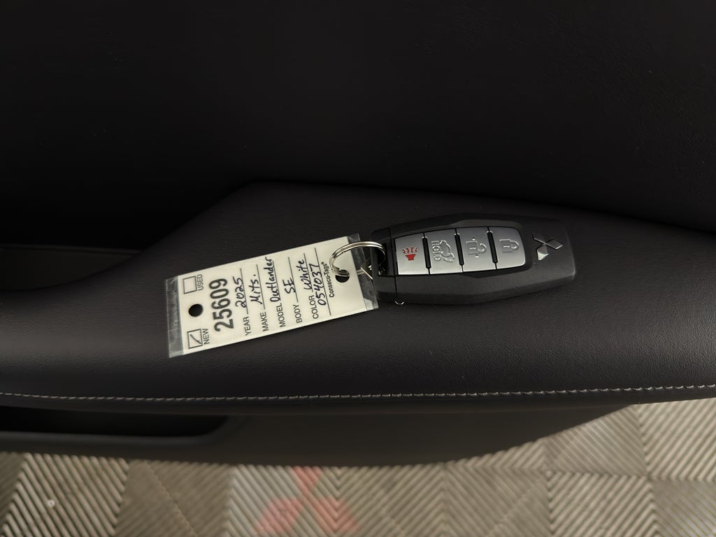 2025 Mitsubishi Outlander SE